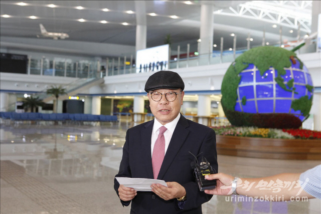 최인국씨가 지난6일 북한에 영구거주하기위해 평양국제비행장에 도착한 뒤 소감을 발표하고 있다./연합뉴스