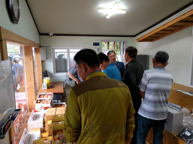 김천시 구성면 송죽리 마을주민들이 운영하는 농산물무인판매장 개장식에서 관계자들이 매장을 둘러보고 있다.
