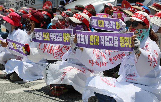 소복 시위 나선 톨게이트 요금수납원들      (세종=연합뉴스) 진성철 기자 = 9일 세종시 정부세종청사 국토교통부 앞에서 한국도로공사 요금수납원들이 소복을 입고 도로공사의 직접고용을 요구하고 있다. 2019.7.9      zjin@yna.co.kr  (끝)      <저작권자(c) 연합뉴스, 무단 전재-재배포 금지>