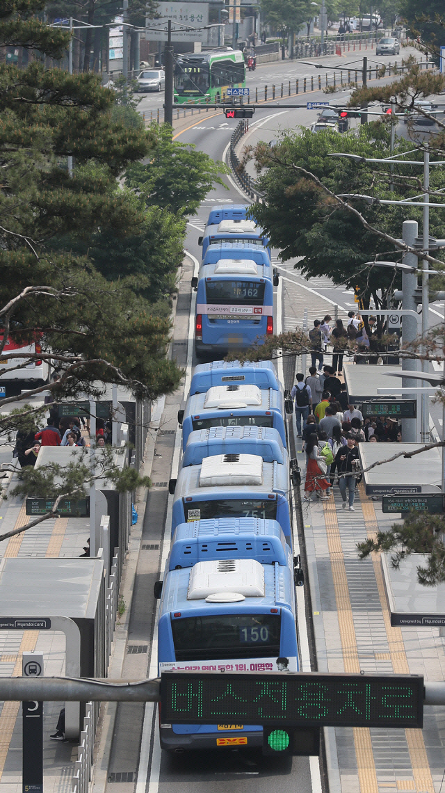서울 용산구의 한 버스환승센터에 버스가 줄지어 서 있다./연합뉴스
