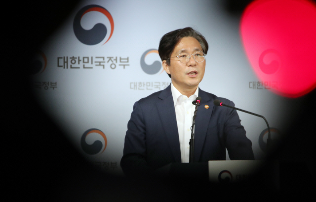 성윤모 산업통상자원부 장관이 9일 정부서울청사에서 일본 수출규제강화조치와 관련한 브리핑을 하고 있다.