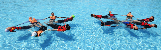 인수중학교 학생들이 지난 4일 서울 여의도 야외수영장에서 생존수영의 한 방법인 ‘누워뜨기’를 배우고 있다. /오승현기자