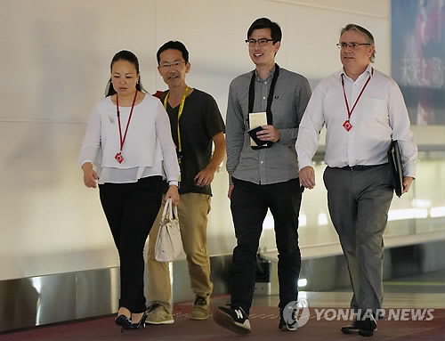 평양 유학 중 북한 당국에 억류됐다가 풀려난 호주인 대학생 알렉 시글리(29·오른쪽 2번째)가 4일 일본 하네다 국제공항에 도착했다./연합뉴스=도쿄 EPA