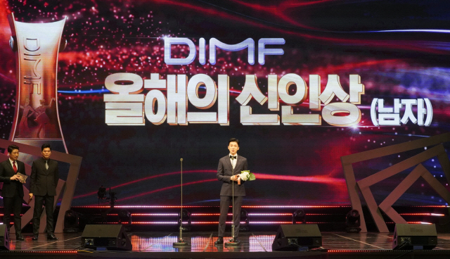 박강현, 제 13회 DIMF 어워즈 ‘올해의 신인상’ 수상…’믿보배우’ 입증