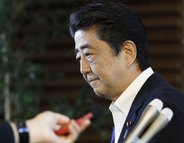 아베 신조 일본 총리가 지난 9일 도쿄의 관저에서 기자회견을 하고 있다./교도연합뉴스