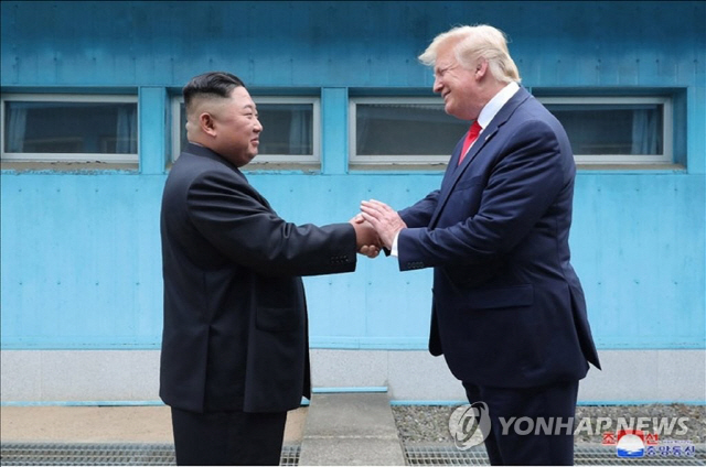 김정은 북한 국무위원장과 도널드 트럼프 미국 대통령이 6월 30일 판문점에서 만났다고 조선중앙통신이 1일 보도했다./연합뉴스