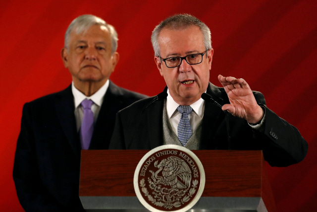 9일(현지시간) 돌연 사임을 밝힌 카를로스 우르수아 멕시코 재무장관이 지난 2월 안드레스 마누엘 로페스 오브라도르 멕시코 대통령이 지켜보는 가운데 기자회견을 하고 있다.  /멕시코시티=로이터연합뉴스