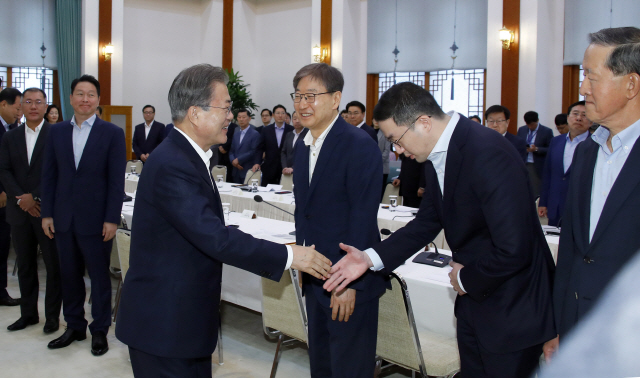 문재인 대통령이 10일 오전 청와대에서 일본의 수출규제 조치와 관련한 대책을 논의하기 위해 열린 경제계 주요 인사 초청 간담회에 입장하며 구광모 LG 회장 등 30대 기업 대표들과 인사하고 있다./연합뉴스