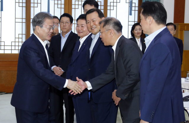 문재인 대통령이 10일 오전 청와대 충무실에서 일본 수출규제 대책을 논의하기에 앞서 정의선(오른쪽 두번째) 현대차 수석부회장 등 참석자들과 악수하고 있다.  /연합뉴스