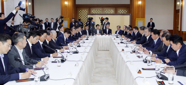 문재인 대통령이 10일 오전 청와대에서 30대 기업을 만나 일본의 수출규제 조치와 관련한 대책을 논의하기에 앞서 인사말을 하고 있다./연합뉴스