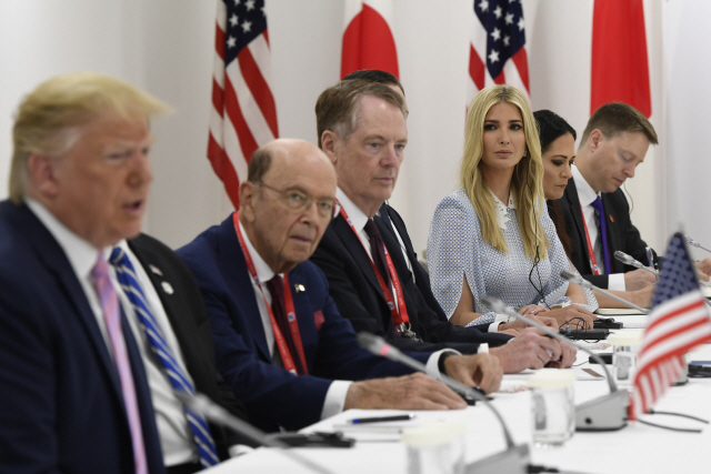 로버트 라이트하이저(왼쪽에서 세번째) USTR 대표가 지난달 28일 일본 오사카에서 열린 G20 정상회의에서 아베 신조 일본 총리와의 회담에 참석해 도널드 트럼프(왼쪽) 대통령의 발언을 듣고 있다. /오사카=AP연합뉴스