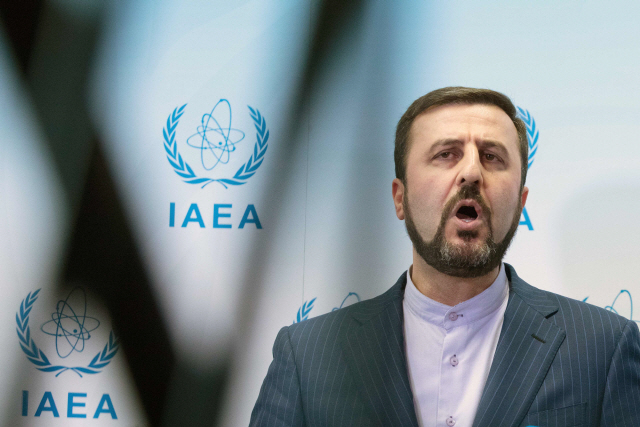 카젬 가리브 아바디 국제원자력기구(IAEA) 주재 이란 대사가 10일(현지시간) 오스트리아 빈 IAEA 본부에서 기자회견을 하고 있다. /빈=AFP연합뉴스