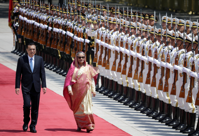 리커창 중국 총리가 지난 4일 베이징을 찾은 셰이카 하시나 방글라데시 총리와 함께 의장대를 사열하고 있다./로이터연합뉴스