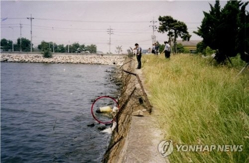 2002년 부산 강서구 바다에서 발견돼 다방 여종업원 시신이 담긴 마대자루. /연합뉴스