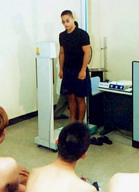 2001년 8월 7일 유승준이 대구지방병무청에서 징병 신체검사를 받는 모습. /연합뉴스