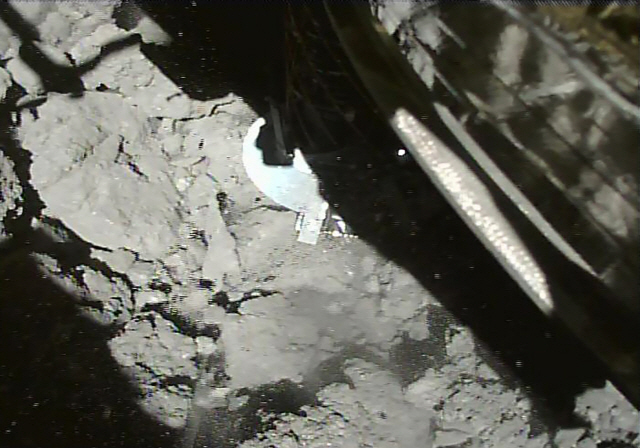 일본 우주탐사선 ‘하야부사2’가 11일 소행성 ‘류구’의 표면에 착륙하고 있다. /AFP연합뉴스