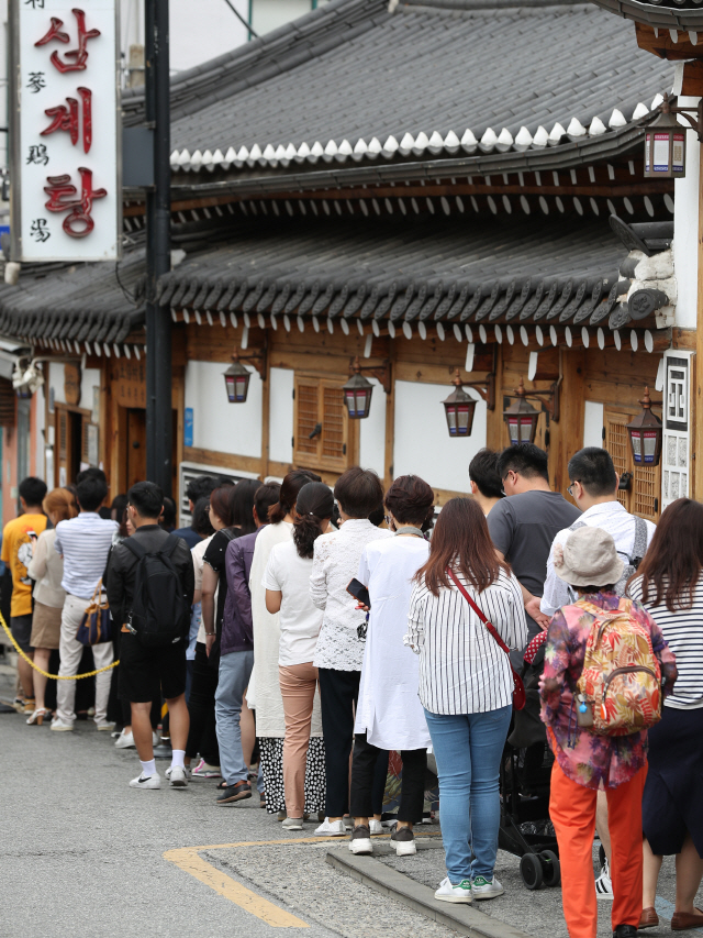 [사진]초복 앞두고...삼계탕집 '문전성시'