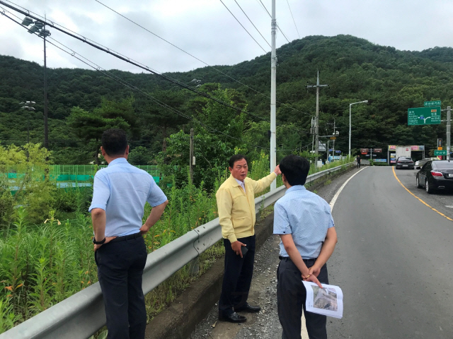 11일 최인주 해양수산국장 등 관계자들이 경남 마산로봇랜드 개장을 대비해 구산면 주요 도로 상황을 점검하고 있다. /사진제공=창원시