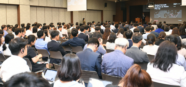 숀 로치 아태지역 수속 이코노미스트가 11일 오후 서울 중구 은행회관에서 '글로벌 경제의 대립구도 속 신용위험:겨울이 오고 있는가?' 주제로 열린 S&P 초청 세미나에서 발표하고 있다./오승현기자 2019.7.11