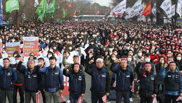 지난 3월서울 여의도 KDB산업은행 인근에서 열린 ‘노동법개악 저지, 국제노동기구(ILO) 핵심협약 비준 및 노동기본권 쟁취’ 전국민주노동조합총연맹 총파업 총력투쟁 대회에서 참가자들이 구호를 외치고 있다./연합뉴스