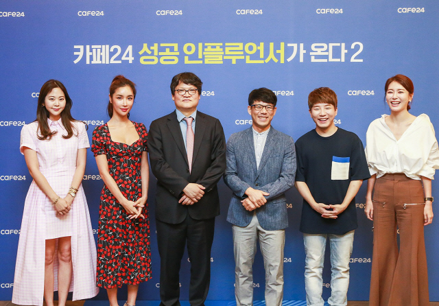 11일 서울 63빌딩에서 카페24 주최로 마련된 ‘인플루언서를 위한 이커머스 세미나’에서 유명 인플루언서 김나현(왼쪽부터, 낸시) 낸시렐라 대표, 오은영(제스) 러브미모스트 대표, 이재석 카페24 대표이사, 정상두 카페24 AI플랫폼 개발 총괄이사, 샌드박스 네트워크 창업자 나희선(도티) 대표, 김고운(고밤비) 오하이오후 대표가 포즈를 취하고 있다.카페24는 11일 서울 여의도 63빌딩 그랜드볼룸에서 1,500여명 인플루언서가 참석하는 ‘카페24 성공 인플루언서가 온다2’ 세미나를 개최했다고 밝혔다. /사진제공=카페24