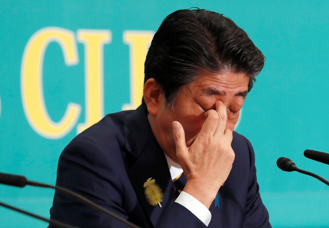 아베 신조 일본 총리가 지난 3일 도쿄 내셔널프레스클럽에서 열린 참의원 선거 관련 토론회 도중 얼굴을 만지고 있다 ./로이터연합뉴스