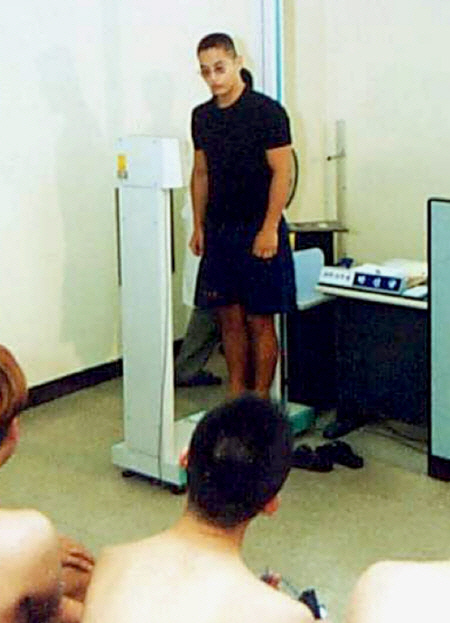 2001년 8월7일 유승준이 대구지방병무청에서 징병 신체검사를 받는 모습/연합뉴스