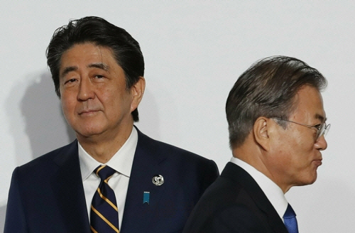 문재인(오른쪽) 대통령과 아베 신조 일본 총리 /AP연합뉴스