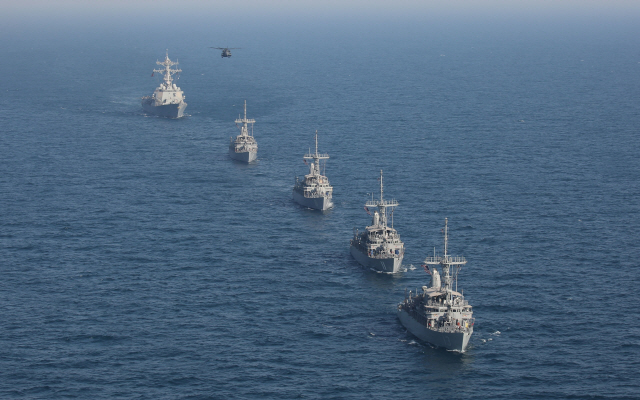 미 해군이 11일(현지시간) 공개한 사진에서 지난 6일 해군 구축함 메이슨호(왼쪽)가 소해함 센트리, 데버스테이터, 글래디에이터, 덱스트러스의 호위를 받으며 미국과 이란 간 갈등이 고조되고 있는 아라비아해를 항해하고 있다.   /아라비아해=로이터연합뉴스