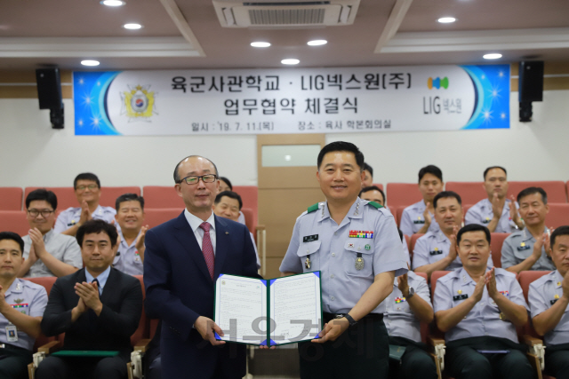 LIG넥스원과 육군사관학교가 ‘인공지능 및 4차 산업혁명 기술의 무기체계 적용을 위한 상호 협력 업무협약’을 맺었다. 김지찬 LIG넥스원 대표(왼쪽)와 정진경 육군사관학교 교장이 기념촬영을 하고 있다./사진제공=LIG넥스원