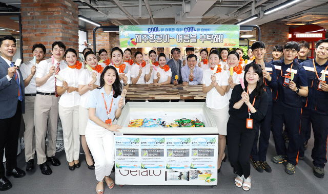 12일 제주항공 스마트워크 오피스에서 이석주 대표이사, 김재천 경영본부장과 객실승무원, 정비사 등 임직원들이 아이스크림을 먹으며 더위를 식히고 있다. /사진제공=제주항공