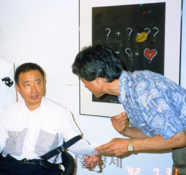 백남준(왼쪽)이 1992년 국립현대미술관에서 열린 자신의 회고전을 준비하며 엔지니어 이정성에게 설치 계획을 이야기하고 있다. /사진제공=이정성
