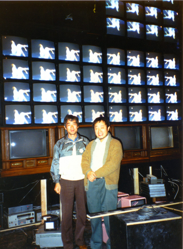 1992년 미국 뉴욕 휘트니미술관에서 대형 비디오월 작품 ‘세기말’을 설치중인 백남준(오른쪽)과 엔지니어 이정성. /사진제공=이정성