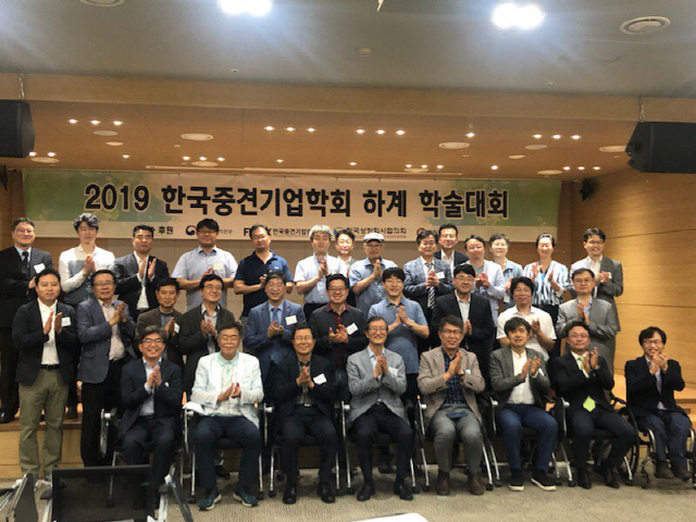한국중견기업학회가 주초한 ‘하계 학술 대회’가 서울 마포구에서 열렸다. 이날 학술대회에 참여한 학회 이사진과 발표자들이 학술대회 이후 기념촬영을 하고 있다.
