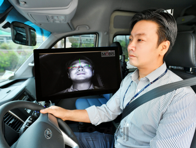 현대모비스 연구원은 운전자 동공추적과 안면인식이 가능한 ‘운전자 부주의 경보시스템’ 개발에 성공, 상용차에 적용해 시험을 했다./사진제공=현대모비스