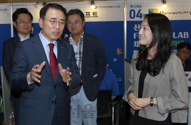 조용병(왼쪽) 신한금융그룹 회장이 12일 서울 을지로 신한L타워에서 열린 신한퓨처스랩 채용박람회에서 스타트업 관계자들과 이야기를 나누고 있다. /사진제공=신한금융지주