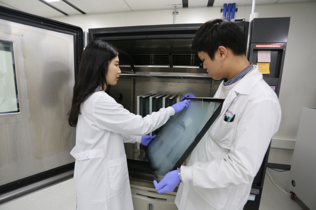 LG하우시스 연구원이 기능성 유리 제품의 성능을 꼼꼼하게 점검하고 있다. / 사진제공=LG하우시스