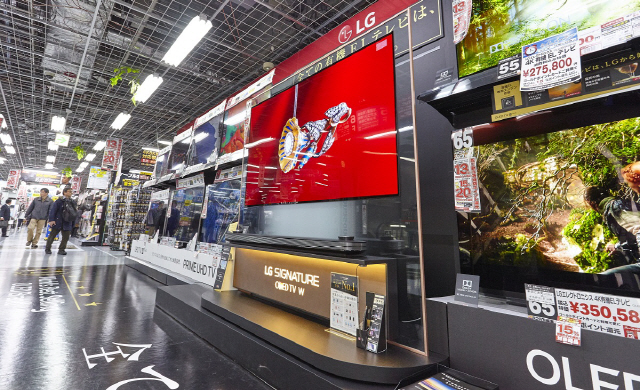 일본 도쿄 아키하바라 전자상가 내에 LG전자의 올레드 TV가 전시돼 있다.  /사진제공=LG전자