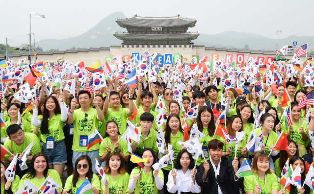 14일 서울 광화문광장에서 ‘2019 재외동포 대학생 모국연수’에 참가하고 있는 전 세계 각국 440여명 재외동포 대학생들이 3·1운동 및 대한민국 임시정부 수립 100주년 기념 퍼포먼스을 하고 있다./권욱기자 2019.07.14