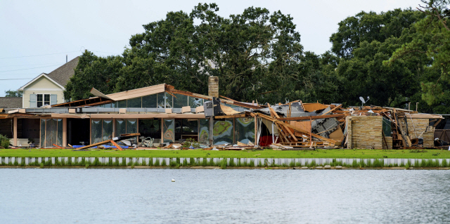 10일(현지시간) 폭풍이 휩쓸고 간 미국 루이지애나주 뉴올리언스의 파손된 주택. /AP연합뉴스