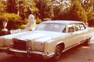 1973년산 흰색 ‘링컨 콘티낸탈 스트레치 리무진’