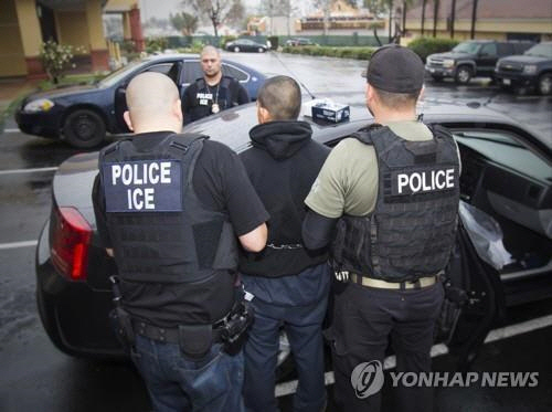 미 세관단속국 요원의 불법 이민자 체포 장면. /연합뉴스