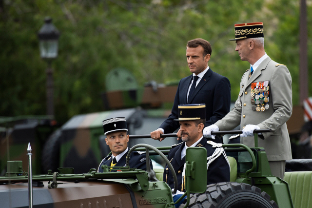 프랑스 대혁명 기념일인 14일(현지시간) 파리 중심가 샹젤리제 거리에서 열린 군사 열병식에서 에마뉘엘 마크롱 프랑스 대통령(윗줄 왼쪽)이 군대를 사열하고 있다. /파리=AFP연합뉴스