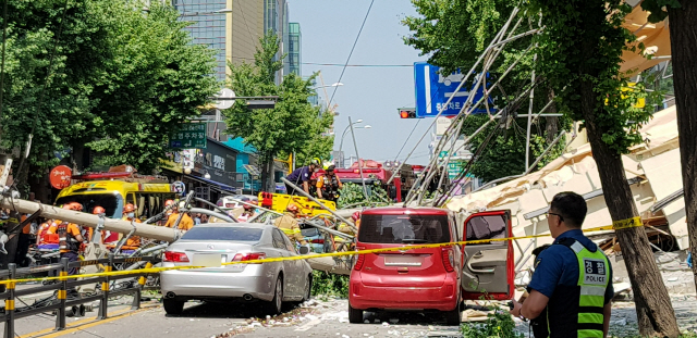 지난 4일 오후 2시 23분께 서울 서초구 잠원동에서 철거 작업 중인 건물이 붕괴했다. 이 사고로 주변 전신주가 차도 위로 쓰러져 있다 . / 연합뉴스