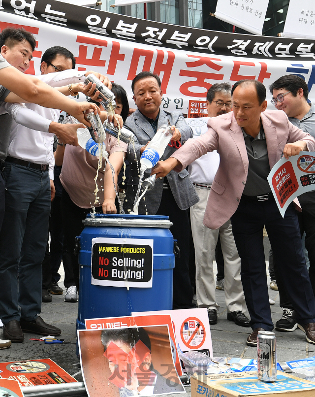 한국중소상인자영업자총연합회가 15일 서울 종로구 옛 주한일본대사관 앞에서 