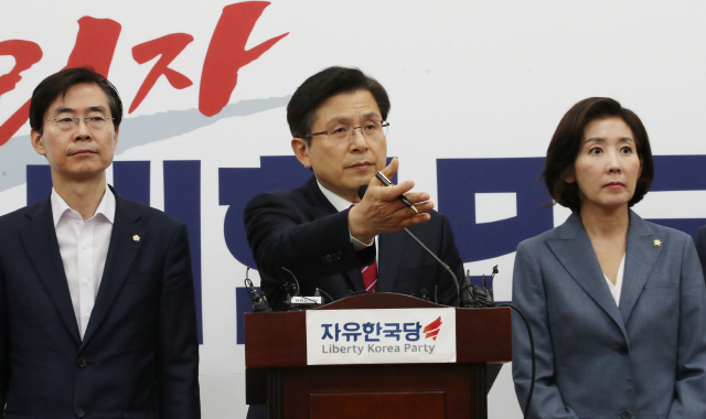 자유한국당 황교안(가운데) 대표가 15일 국회에서 일본 관련 기자회견 도중 보도진 질문을 받고 있다. /연합뉴스