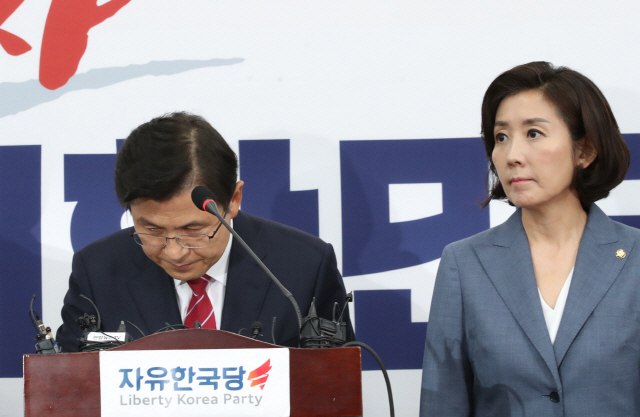 자유한국당 황교안(왼쪽) 대표가 15일 국회에서 일본 관련 기자회견에 앞서 인사하고 있다. /연합뉴스