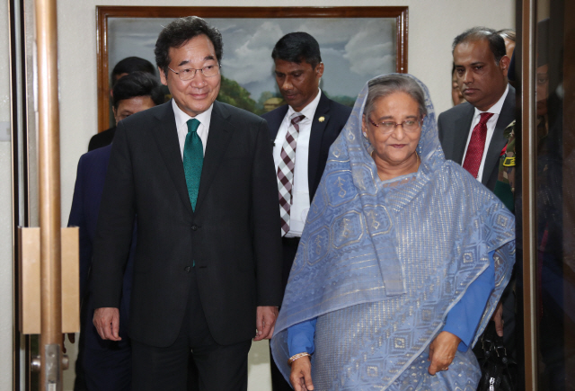 이낙연 국무총리가 14일(현지시간) 방글라데시 다카의 총리실에서 셰이크 하시나 총리와 회담에 앞서 입장하고 있다./다카=연합뉴스