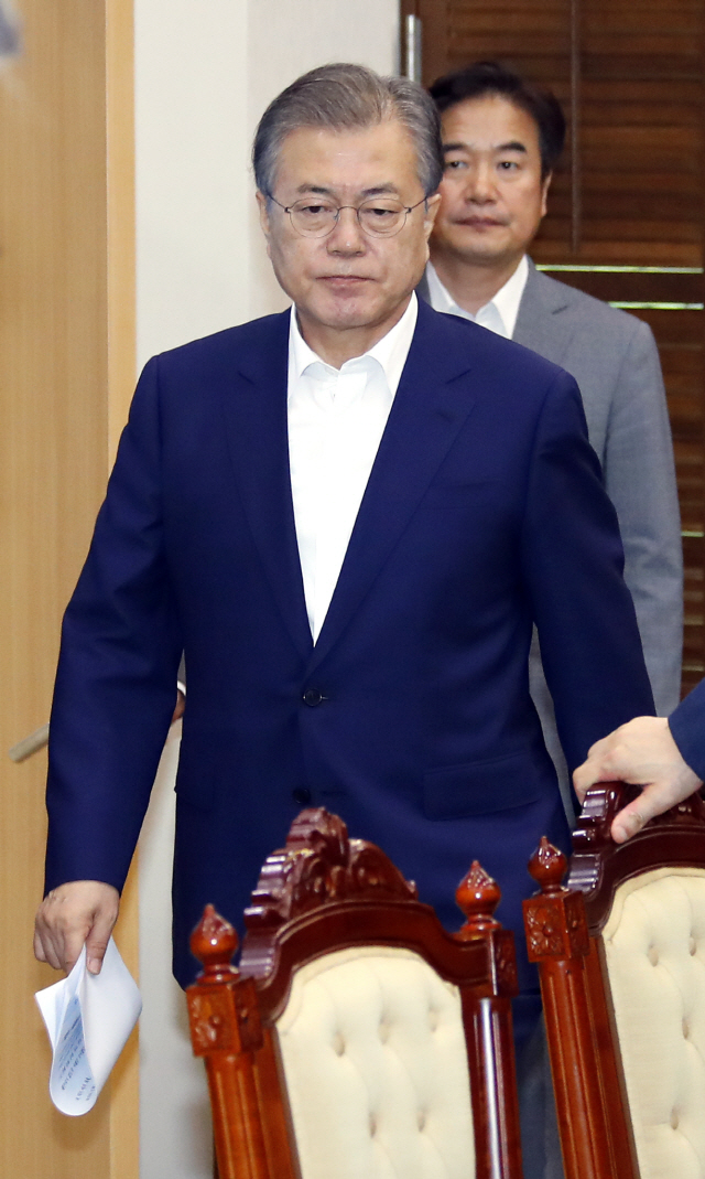 문재인 대통령이 15일 오후 청와대에서 열린 수석보좌관 회의에 입장하고 있다./연합뉴스