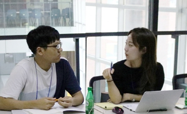 IP지식재산캠프에서 아이디어 구체화를 위해 논의 중인 이자민 연구원(오른쪽)